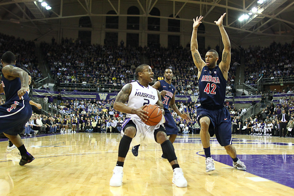 Isaiah Thomas, with Arizona's Jamelle Horne ready to pounce on him, led the Huskies to a 85-68 victory over the Wildcats. (Drew McKenzie photo).